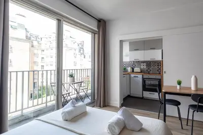 Cuisine ou kitchenette dans l'établissement Appartement Élégant au Cœur du 16e Arrondissement