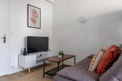 Télévision ou salle de divertissement dans l'établissement Appartement Élégant au Cœur du 16e Arrondissement