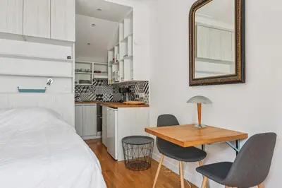 Cuisine ou kitchenette dans l'établissement Cozy studio & private terrace
