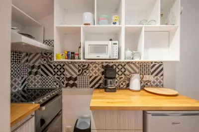 Cuisine ou kitchenette dans l'établissement Cozy studio & private terrace