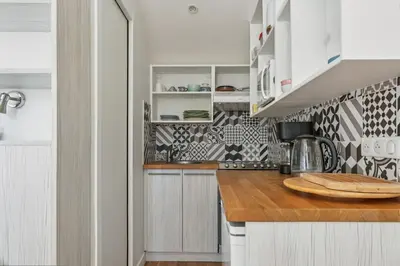 Cuisine ou kitchenette dans l'établissement Cozy studio & private terrace