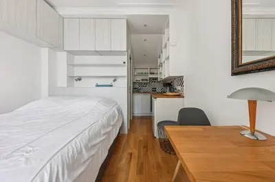 Cuisine ou kitchenette dans l'établissement Cozy studio & private terrace