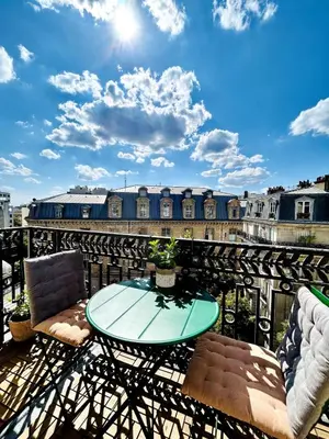 Balcon ou terrasse dans l'établissement Paris rooftop retreat with sunny balcony