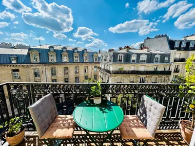 Balcon ou terrasse dans l'établissement Paris rooftop retreat with sunny balcony