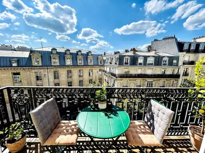 Balcon ou terrasse dans l'établissement Paris rooftop retreat with sunny balcony