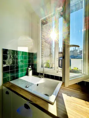 Salle de bains dans l'établissement Paris rooftop retreat with sunny balcony