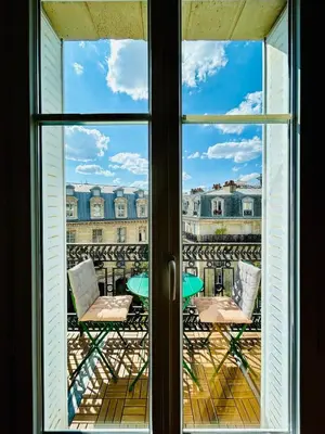 Balcon ou terrasse dans l'établissement Paris rooftop retreat with sunny balcony