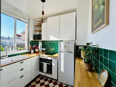 Cuisine ou kitchenette dans l'établissement Paris rooftop retreat with sunny balcony