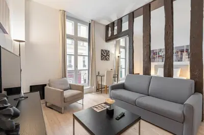 Coin salon dans l'établissement Grand Studio au coeur du marais - 4P