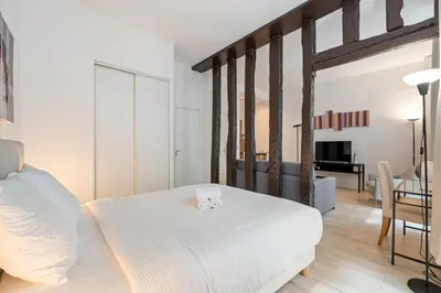 Un ou plusieurs lits dans un hébergement de l'établissement Grand Studio au coeur du marais - 4P