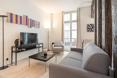 Télévision ou salle de divertissement dans l'établissement Grand Studio au coeur du marais - 4P