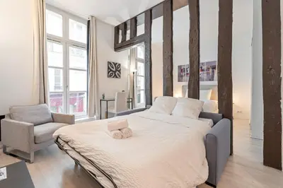 Un ou plusieurs lits dans un hébergement de l'établissement Grand Studio au coeur du marais - 4P