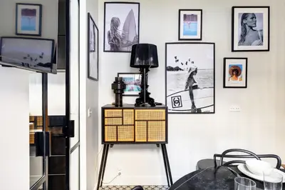 Télévision ou salle de divertissement dans l'établissement BM-Maison de ville en plein coeur du Marais