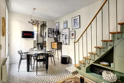 Télévision ou salle de divertissement dans l'établissement BM-Maison de ville en plein coeur du Marais