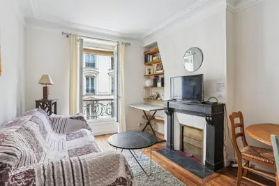 Télévision ou salle de divertissement dans l'établissement Authentique 2 Pièces - Paris 13e