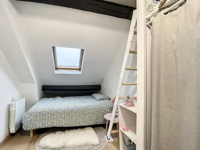 Un ou plusieurs lits dans un hébergement de l'établissement Bel Appart Center of Paris vue sur tout Paris