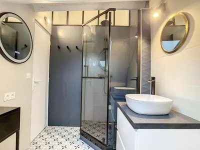 Salle de bains dans l'établissement Bel Appart Center of Paris vue sur tout Paris