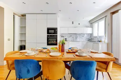 Cuisine ou kitchenette dans l'établissement BM-Appartement chic avec terrasse - Champs-Elysees