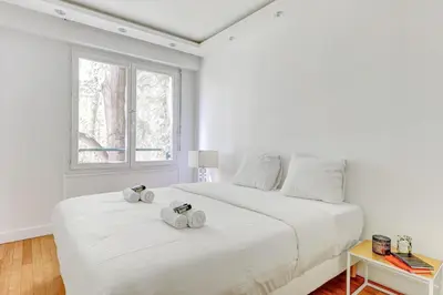 Un ou plusieurs lits dans un hébergement de l'établissement BM-Appartement chic avec terrasse - Champs-Elysees