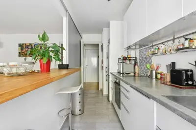 Cuisine ou kitchenette dans l'établissement Bel appartement parisien proche Tour Eiffel