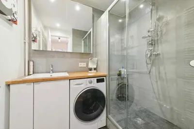 Salle de bains dans l'établissement Bel appartement parisien proche Tour Eiffel