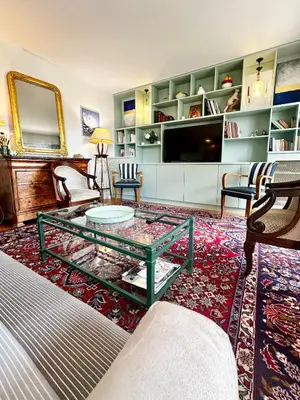 Télévision ou salle de divertissement dans l'établissement Le Bellevue - appartement raffiné proche Paris