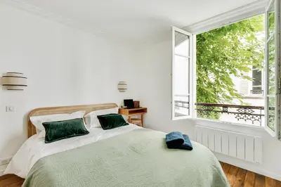 Un ou plusieurs lits dans un hébergement de l'établissement Stylish and Modern Apt Paris Quartier Latin