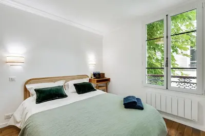 Un ou plusieurs lits dans un hébergement de l'établissement Stylish and Modern Apt Paris Quartier Latin