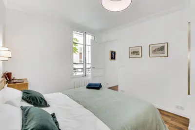 Un ou plusieurs lits dans un hébergement de l'établissement Stylish and Modern Apt Paris Quartier Latin