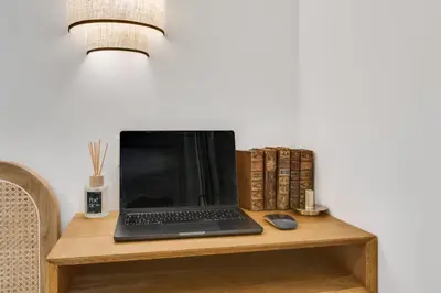 Télévision ou salle de divertissement dans l'établissement Stylish and Modern Apt Paris Quartier Latin