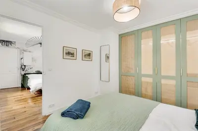Un ou plusieurs lits dans un hébergement de l'établissement Stylish and Modern Apt Paris Quartier Latin