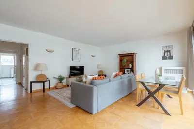Télévision ou salle de divertissement dans l'établissement Grand logement moderne avec 4 chambres a Paris 15ᵉ