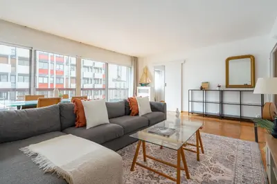Coin salon dans l'établissement Grand logement moderne avec 4 chambres a Paris 15ᵉ