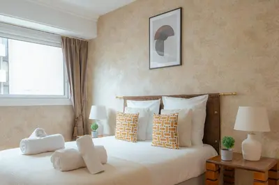 Un ou plusieurs lits dans un hébergement de l'établissement Grand logement moderne avec 4 chambres a Paris 15ᵉ