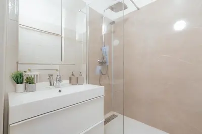 Salle de bains dans l'établissement Grand logement moderne avec 4 chambres a Paris 15ᵉ