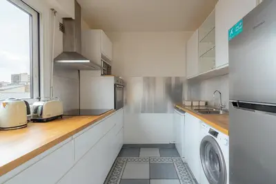 Cuisine ou kitchenette dans l'établissement Grand logement moderne avec 4 chambres a Paris 15ᵉ