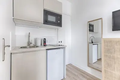 Cuisine ou kitchenette dans l'établissement Mykeypers - Charmant studio 2P - Malakoff 13