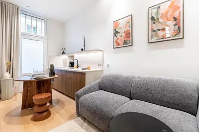 Coin salon dans l'établissement Le Confidentiel - Pigalle