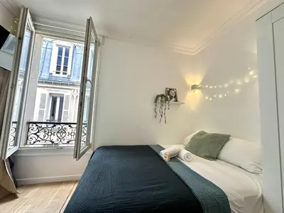 Un ou plusieurs lits dans un hébergement de l'établissement New 134 Suite Piaf - Cosy Apartment Paris Center