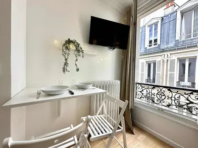 Télévision ou salle de divertissement dans l'établissement New 134 Suite Piaf - Cosy Apartment Paris Center