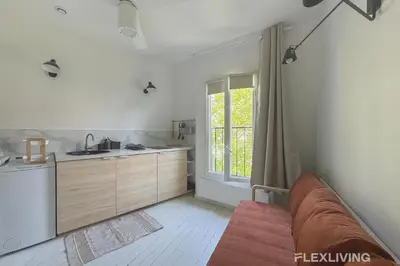 Cuisine ou kitchenette dans l'établissement Bright Studio with Open View Voltaire 11th