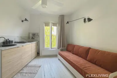 Cuisine ou kitchenette dans l'établissement Bright Studio with Open View Voltaire 11th