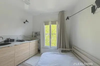 Cuisine ou kitchenette dans l'établissement Bright Studio with Open View Voltaire 11th