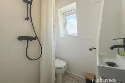 Salle de bains dans l'établissement Bright Studio with Open View Voltaire 11th