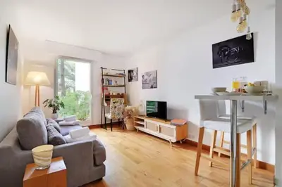 Télévision ou salle de divertissement dans l'établissement Sereners - Trocadero