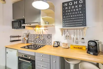 Cuisine ou kitchenette dans l'établissement 4 Guest Flat Central in Montorgueil