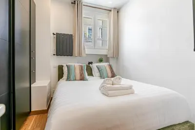 Un ou plusieurs lits dans un hébergement de l'établissement Charmant appartement parisien idéal quartier chic