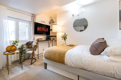 Un ou plusieurs lits dans un hébergement de l'établissement Studio in heart of Paris
