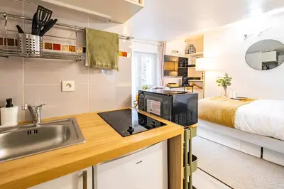 Cuisine ou kitchenette dans l'établissement Studio in heart of Paris