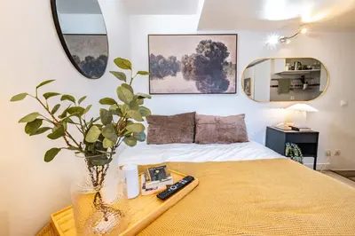 Un ou plusieurs lits dans un hébergement de l'établissement Studio in heart of Paris